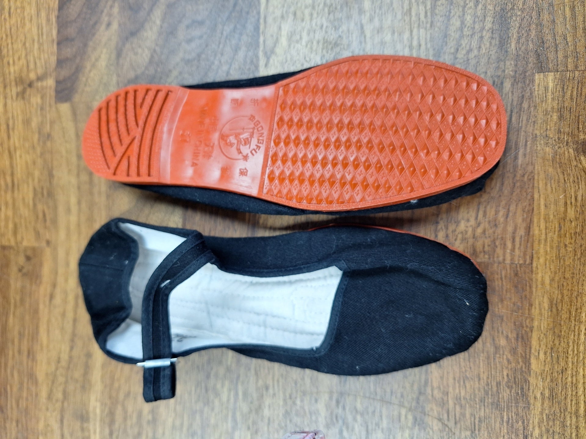 Soulier de Kung Fu, semelle PLASTIQUE avec attache