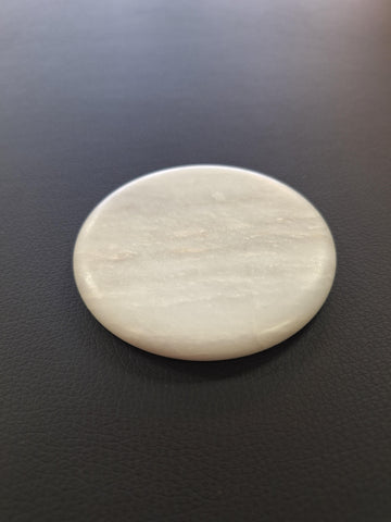 Large pierre plate pour le visage